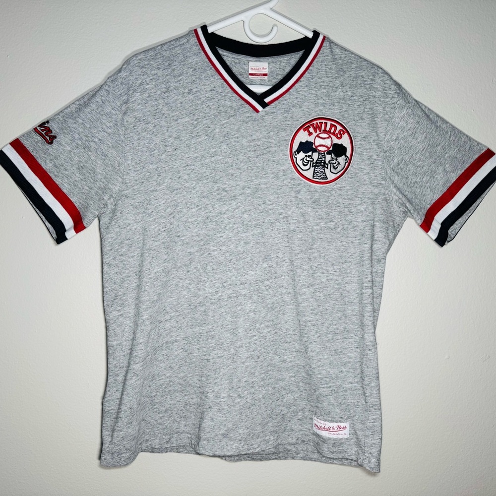 Mitchell & Ness Minnesota Twins Men's Overtime Win V-Neck T-Shirt Gray Large